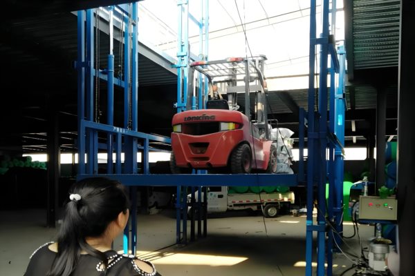 大型液压升降货梯应用于物流仓库
