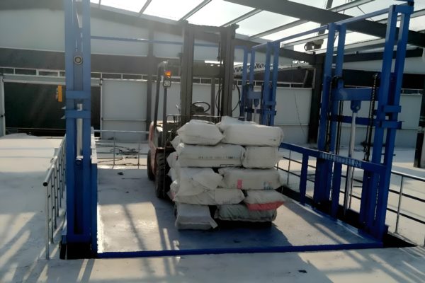 大型液压升降货梯应用于建筑施工