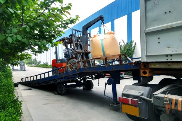 集装箱装车平台登车桥作业现场图